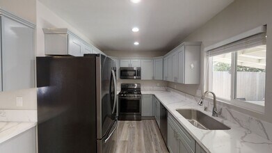 5228 E Falls View Dr in San Diego, CA - Building Photo - Building Photo