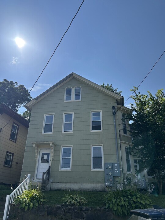 51 Division St in Norwich, CT - Building Photo