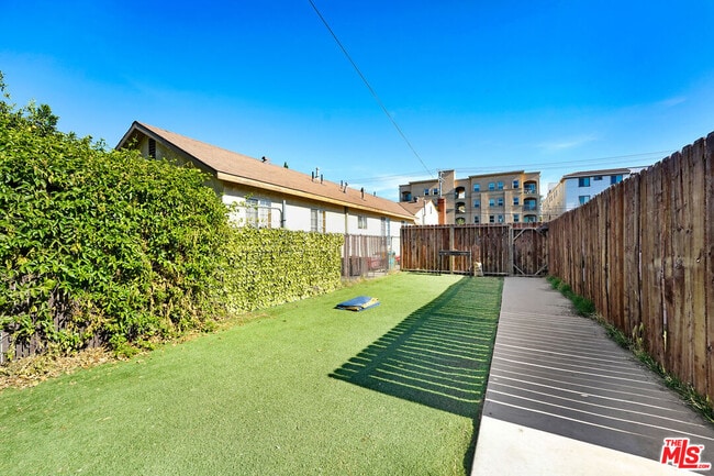 12159 Hart St in Los Angeles, CA - Building Photo - Building Photo