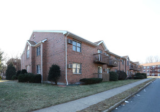 Twin Pines Apartments in Meriden, CT - Building Photo - Building Photo