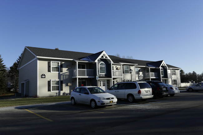 Oak Creek Village Apartments in Fremont, MI - Foto de edificio - Building Photo