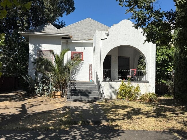 property at 1123 N Commerce St