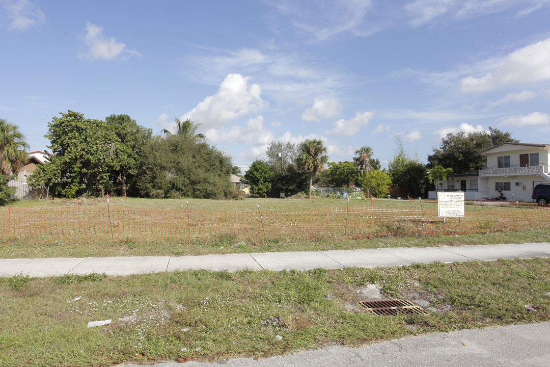 Lofts at Oakland Park in Oakland Park, FL - Building Photo