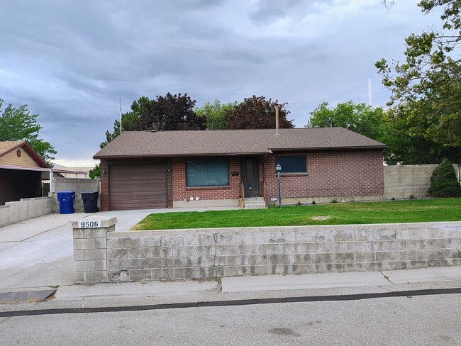 9506 S Garnet Dr in Sandy, UT - Building Photo - Building Photo