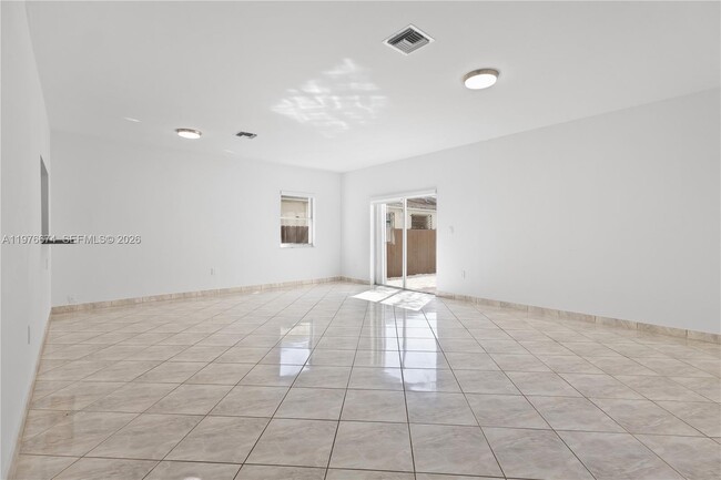 2870 SW 21st St in Miami, FL - Foto de edificio - Building Photo