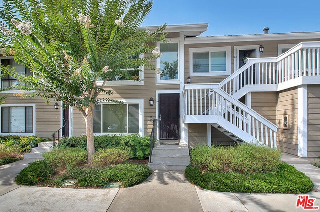property at 700 W Walnut Ave