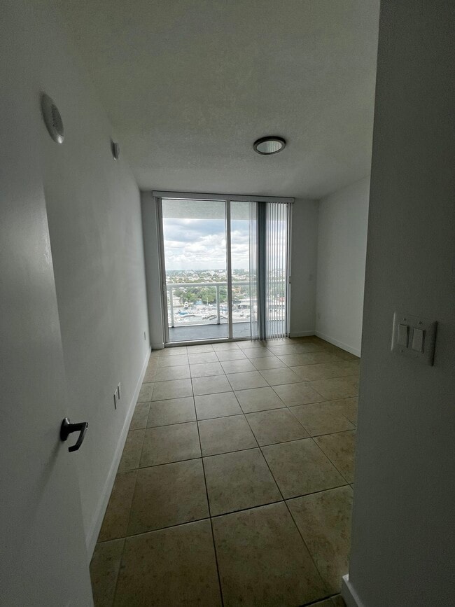 1025 NW 19th Ave, Unit A3 in Miami, FL - Foto de edificio - Building Photo