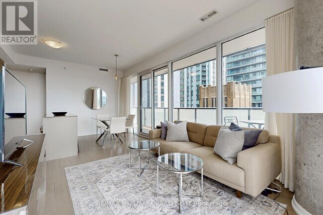 101-1101 Peter St in Toronto, ON - Building Photo - Building Photo