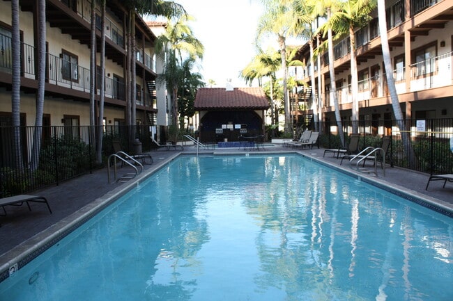 17200 Newhope St in Fountain Valley, CA - Building Photo - Building Photo