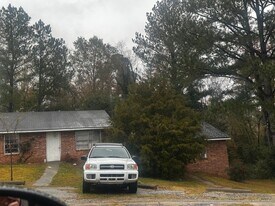 415 W Thomas Ct in Milledgeville, GA - Building Photo