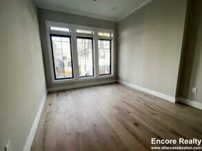 155 Everett St, Unit 302 in Boston, MA - Building Photo - Building Photo
