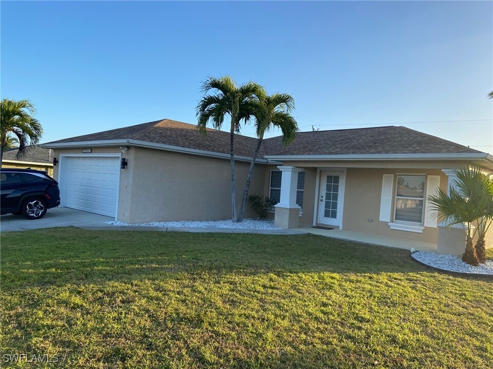 2703 SW 2nd Pl in Cape Coral, FL - Foto de edificio