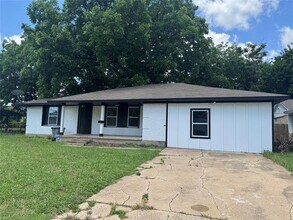 4655 C L Veasey Blvd in Dallas, TX - Building Photo - Building Photo