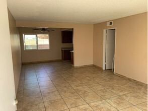 11644 Bellflower Blvd in Downey, CA - Building Photo - Building Photo