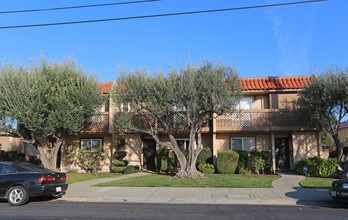 498 Sybil Ave in San Leandro, CA - Foto de edificio - Building Photo