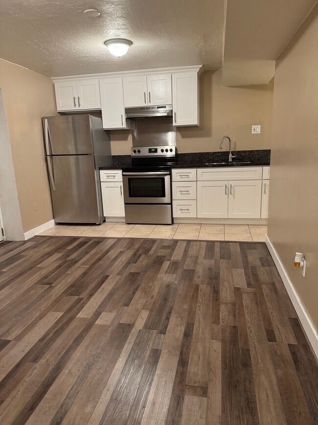 1605 W Frankie Cir, Unit Mother-in-Law apartment in Salt Lake City, UT - Building Photo - Building Photo