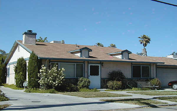 143 W 12th St in Tracy, CA - Foto de edificio