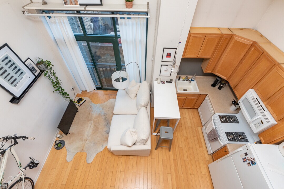 400 W Ontario St, Unit 708B in Chicago, IL - Building Photo
