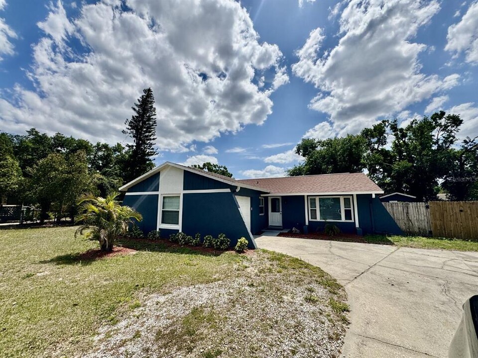 921 Chadsworth Ave in Seffner, FL - Foto de edificio