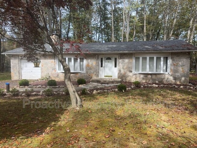 5228 Hummingbird Dr in Pocono Summit, PA - Building Photo - Building Photo