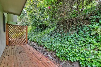 10854 NE 35th Pl in Bellevue, WA - Building Photo - Building Photo