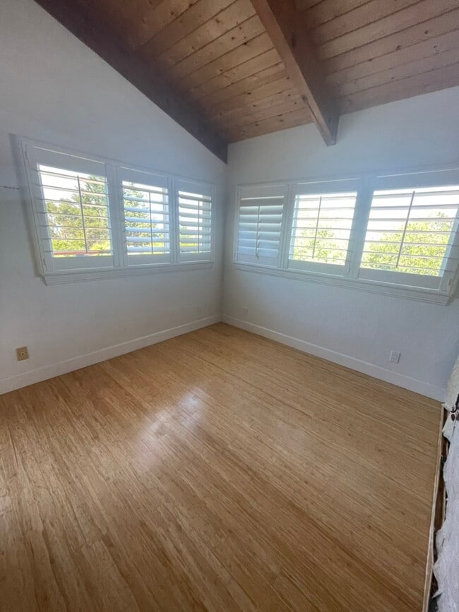 510 Lakeview Way in Emerald Hills, CA - Building Photo - Building Photo