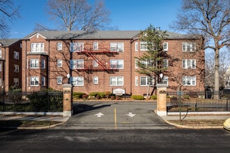 English Village Condominiums in Cranford, NJ - Foto de edificio - Building Photo