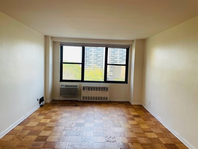 10 Huron Ave, Unit 7R in Jersey City, NJ - Building Photo - Building Photo