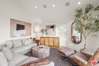 2530 Beverley Ave in Santa Monica, CA - Building Photo - Building Photo