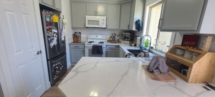 4676 E Alamos Ave in Fresno, CA - Building Photo - Building Photo