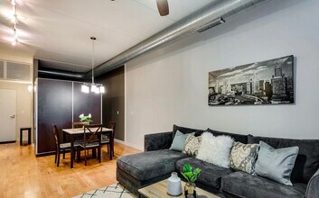 660 W Wayman St in Chicago, IL - Building Photo - Building Photo