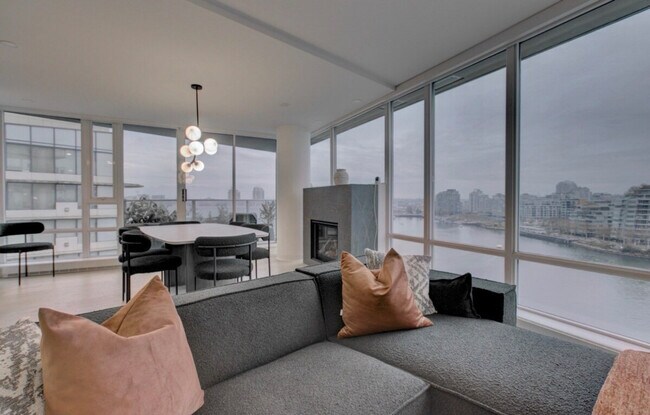 833 Pacific Blvd in Vancouver, BC - Building Photo - Building Photo