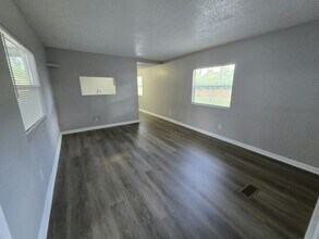 11211 East Bay Rd in Gibsonton, FL - Building Photo - Building Photo