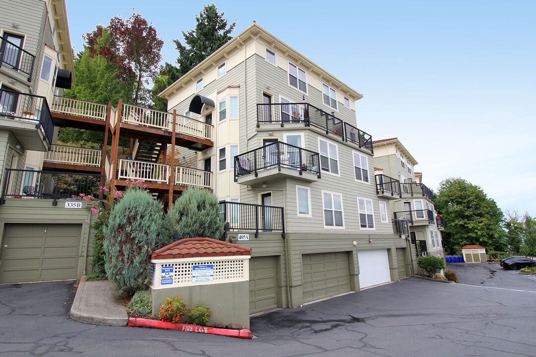 405 NW Uptown Terrace in Portland, OR - Building Photo