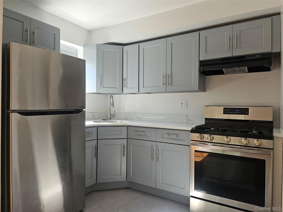39-22 211th St in Queens, NY - Building Photo