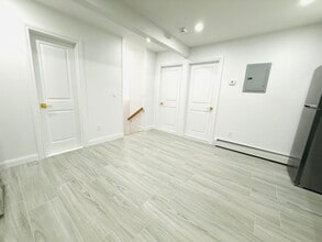 3334 208th St, Unit 2 in Bayside, NY - Foto de edificio - Building Photo