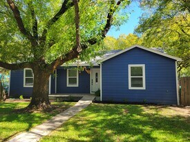 1313 Bridges St in Denton, TX - Building Photo