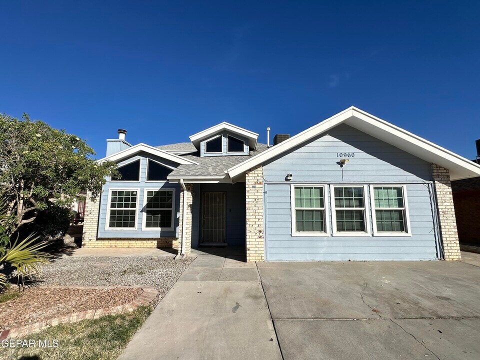 10960 Joe Dimaggio Cir in El Paso, TX - Building Photo