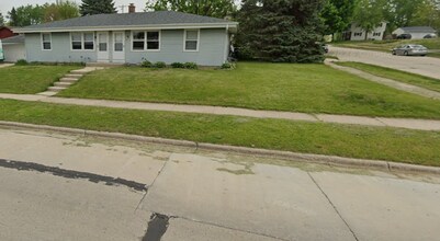 1907 Green Tree Rd, Unit 1907 in West Bend, WI - Foto de edificio - Building Photo