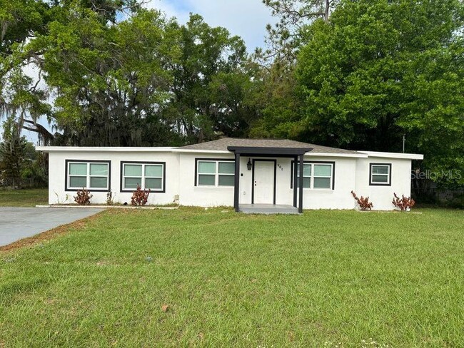 property at 905 N Center St