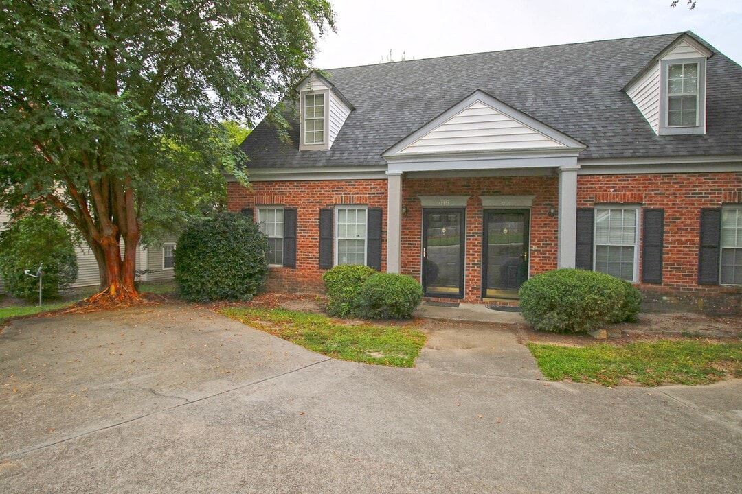 618 Hulon Ln in West Columbia, SC - Building Photo
