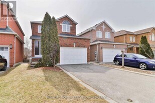 40 Featherwood Dr in Vaughan, ON - Building Photo
