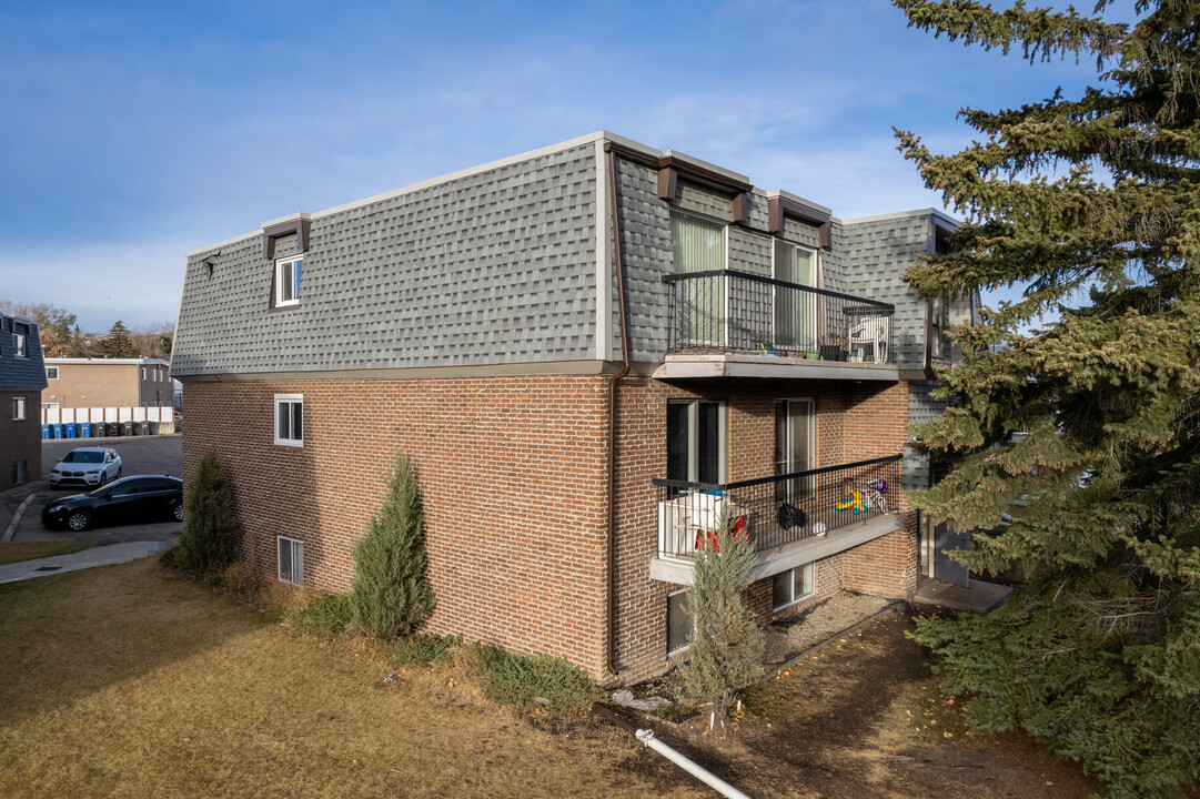 427 Huntsville Cres NW in Calgary, AB - Building Photo