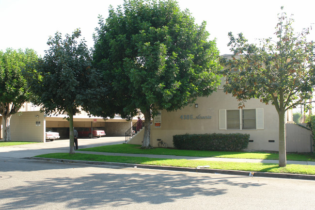 438 E Acacia Ave in Glendale, CA - Foto de edificio - Building Photo