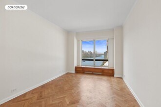 530 E 76th St in New York, NY - Foto de edificio - Building Photo