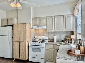 Gorgeous 1.5 bedroom in Maspeth, Unit 2 in Queens, NY - Foto de edificio - Building Photo