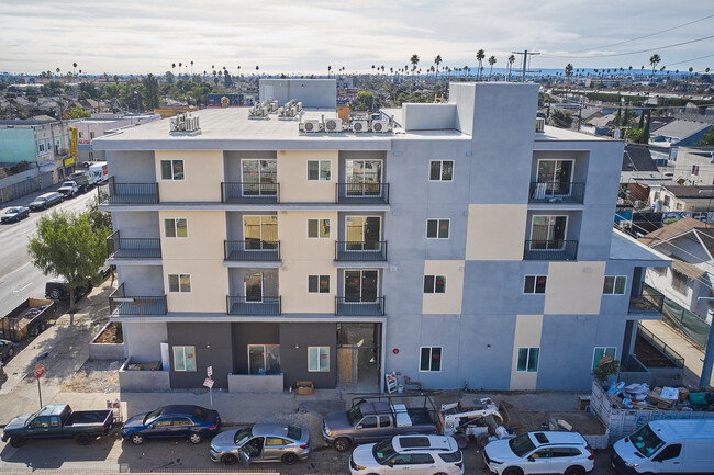 6001 S Broadway in Los Angeles, CA - Building Photo - Building Photo