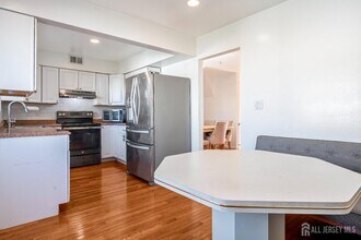 424 Middlewood Rd in Middletown, NJ - Building Photo - Building Photo