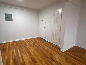 50 S Middle Neck Rd in Great Neck, NY - Building Photo - Building Photo