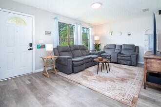 2233 La Valle Dr in Jacksonville, FL - Foto de edificio - Building Photo